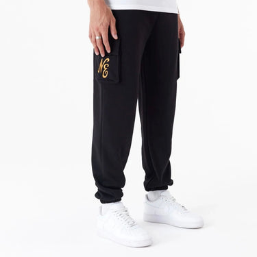 new era cargo logo oro pantalone