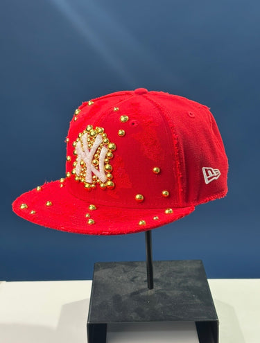 cap custom visiera dritta borchie oro